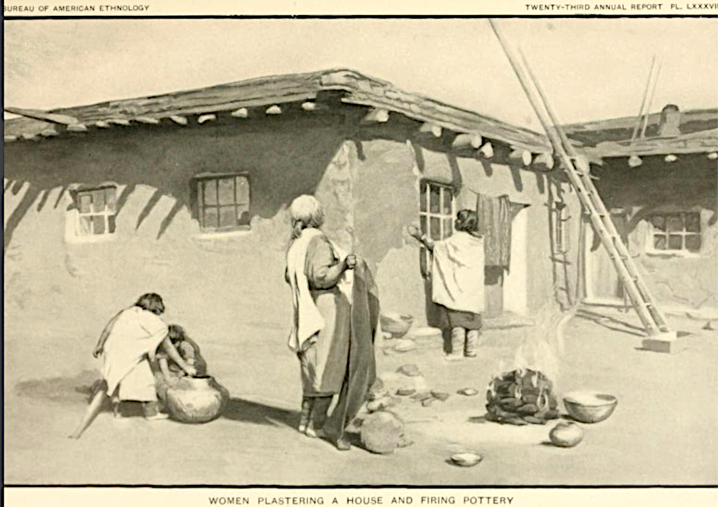 Femmes et filles Zuñi en train de cuire des poteries et de plâtrer une maison vers 1900.